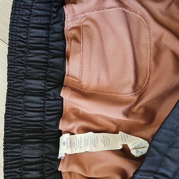 Lululemon Hotty Hot Short (2 1/2"), Size 8 - Picture 8 of 16